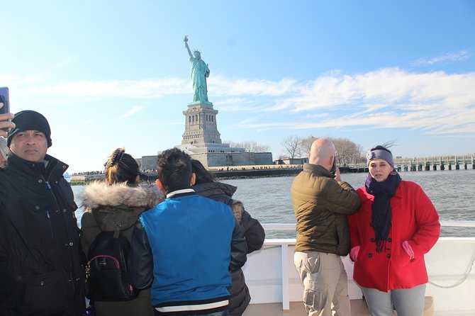 60 Minute Statue of Liberty Sightseeing tour-New York Harbor - The first views: South Street Seaport and the Brooklyn Bridge