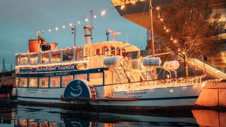 Aarhus: Guided Harbor Cruise with Iconic Landmarks & Aarhus - Aarhus Ø and the Lighthouse from the boat