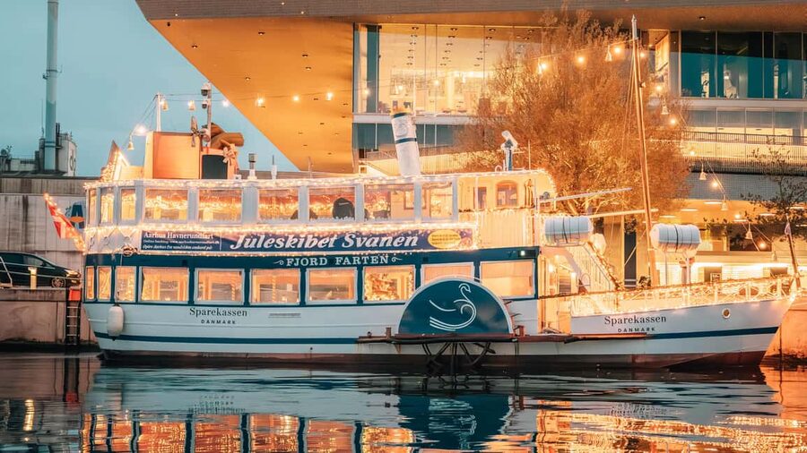 Aarhus: Guided Harbor Cruise with Iconic Landmarks & Aarhus - Christmas cruises on Svanen