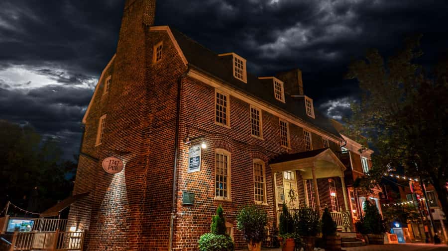 Annapolis: Ghosts of the Harbor & Old Town Tour - Meeting outside Federal House with a lantern