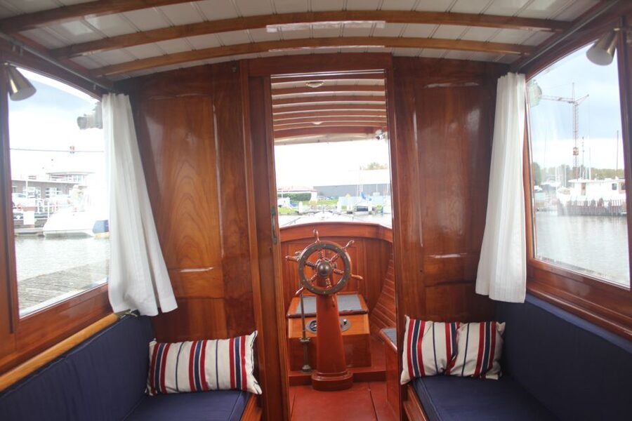 Antwerp: Private Old Harbour Boat Tour Incl. Drinks & Snacks - Drinks, snacks, and the pace of the cruise