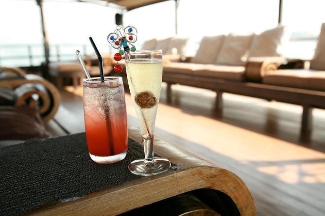 Aqua Luna: Evening Cruise at Victoria Harbour Hong Kong - Boarding at Tsim Sha Tsui or Central