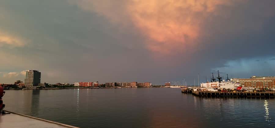 Boston Harbor: Full Moon Cruise with Champagne Option - Bar service, snacks, and the prosecco upgrade