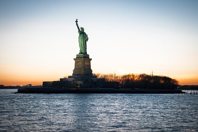 Circle Line: 2hr - New York City Harbor Lights Cruise - Food, drinks, Wi-Fi, and comfort onboard