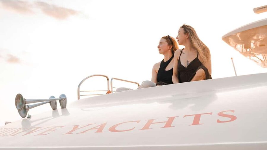 Dubai Marina Yacht Tour: Ain Wheel, JBR & Harbour in 1 Hour - Drinks, comfort, and what VIP treatment means here
