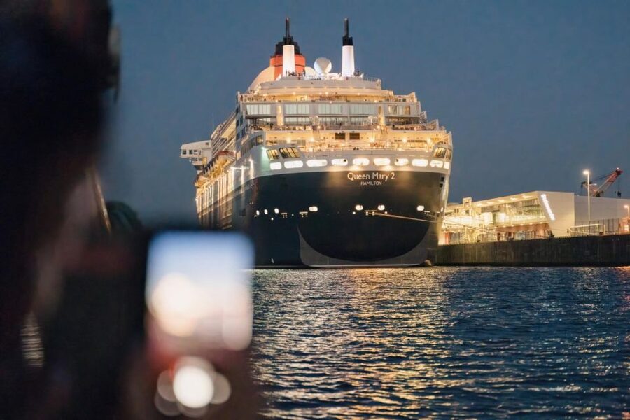Hamburg: 1.5-Hour Evening Lights Harbour Cruise on a Ship - Why Hamburg Harbor works so well after dark