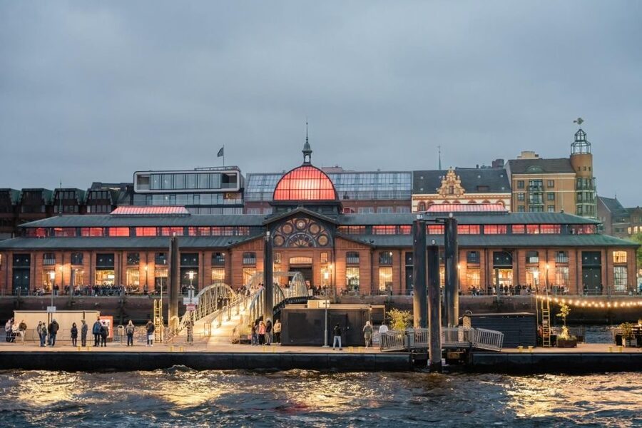 Hamburg: 1.5-Hour Evening Lights Harbour Cruise on a Ship - The Elbphilharmonie from the water