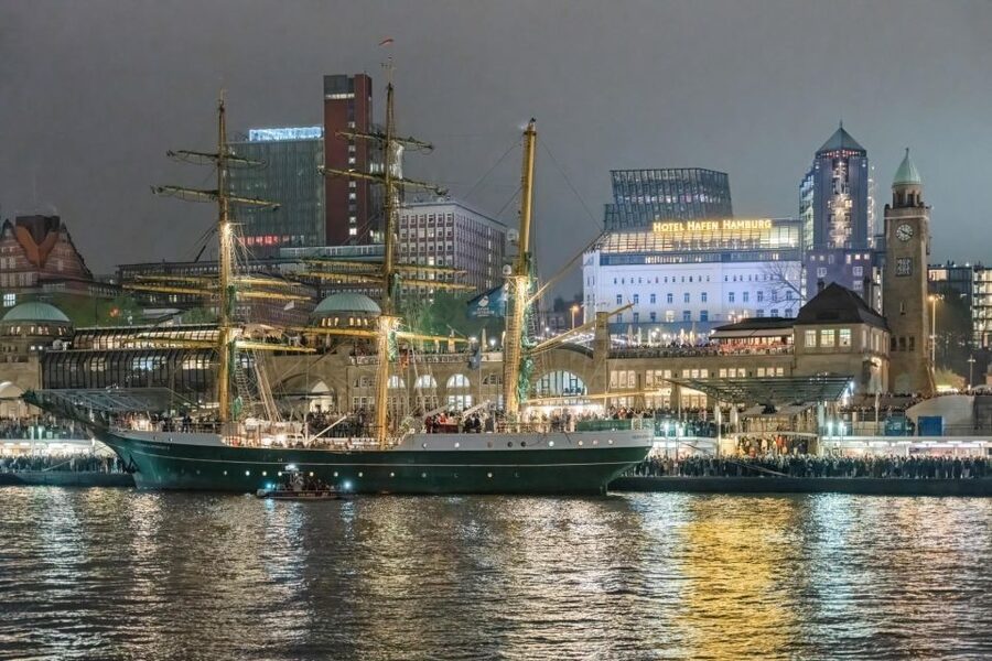 Hamburg: 1.5-Hour Evening Lights Harbour Cruise on a Ship - What the 90 minutes feel like