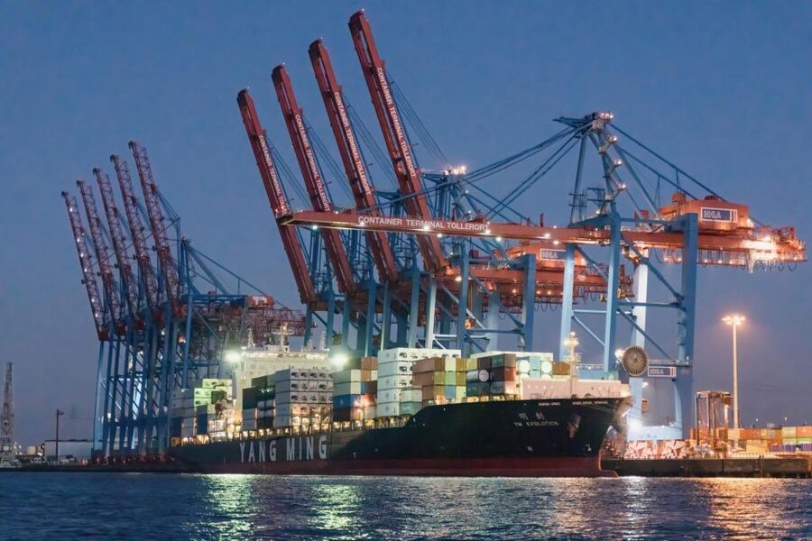 Hamburg: 1.5-Hour Evening Lights Harbour Cruise on a Ship - Starting at Landungsbrücken pier 3