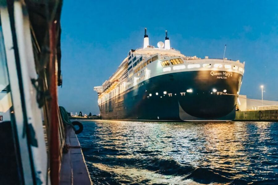 Hamburg: 1.5h Grand Harbor Evening Lights Cruise - Should you book the Kapitän Prüsse evening cruise?