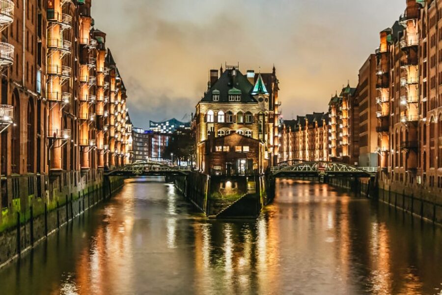 Hamburg: 1.5h Grand Harbor Evening Lights Cruise - Hamburg’s evening lights from the Elbe