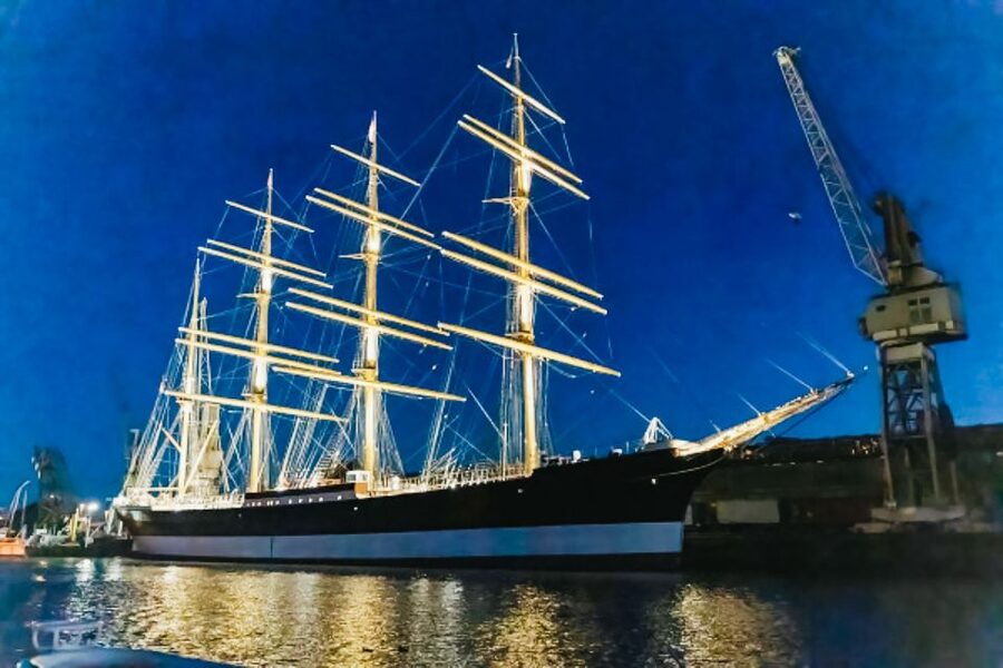 Hamburg: 1.5h Grand Harbor Evening Lights Cruise - Who will enjoy this Hamburg harbor cruise?