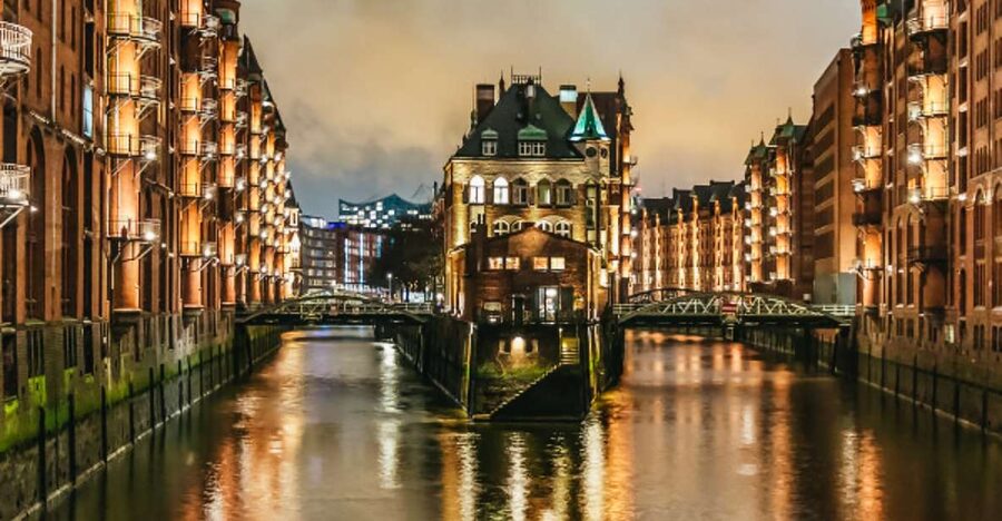 Hamburg: 1.5h Grand Harbor Evening Lights Cruise - Entering Speicherstadt when the water allows
