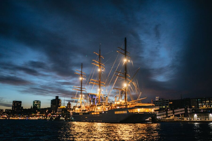 Hamburg: 1-Hour Evening Harbor Lights Cruise - German commentary and the multilingual audio app