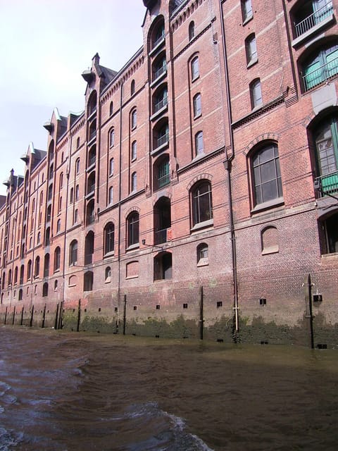Hamburg: 1-Hour Harbor Cruise - German commentary and the English app