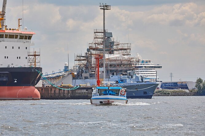 Hamburg: 1-hour harbor tour - Container terminals and the working port