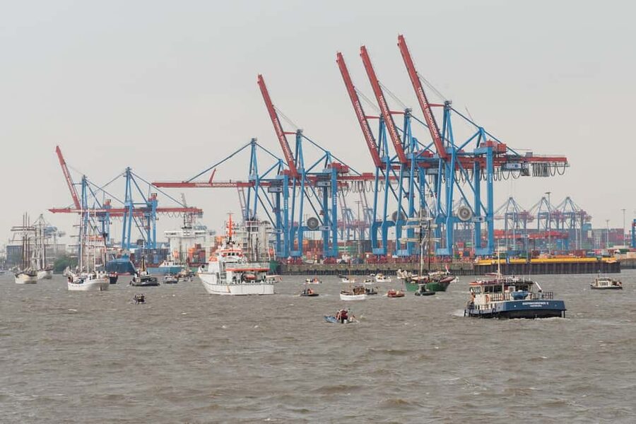 Hamburg: 2-hour harbor tour through the port of Hamburg - Container ships, cruise liners, and the working waterfront