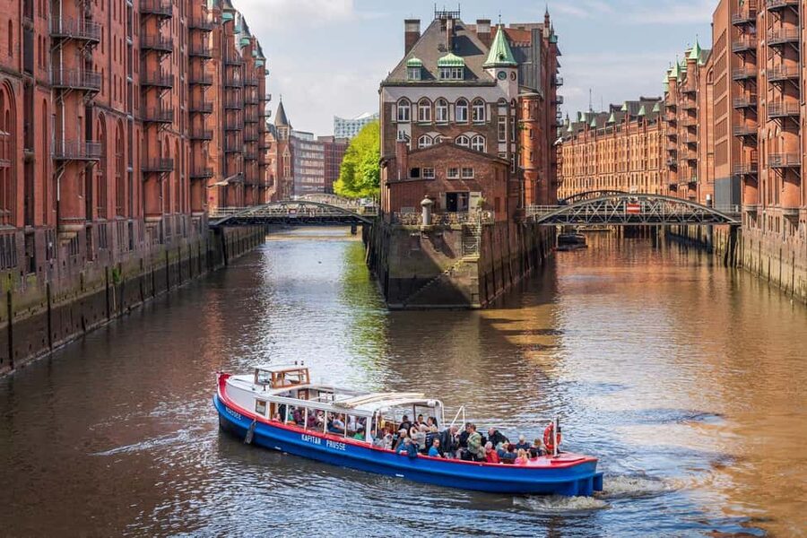 Hamburg: 2-hour harbor tour through the port of Hamburg - Passing through Hamburg’s port locks