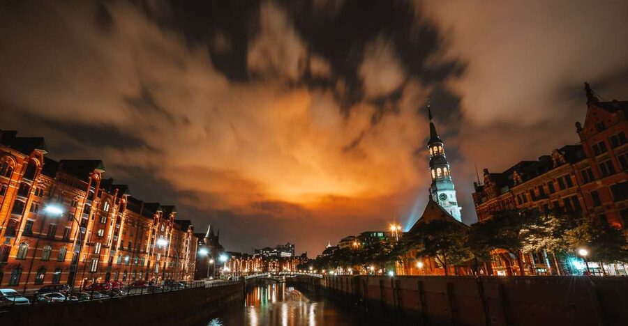Hamburg: 90-Minute Evening Lights Harbor Cruise - Starting at Landungsbrücken and finding your boat