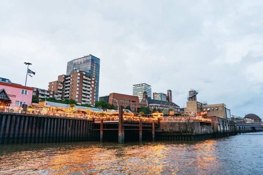 Hamburg: 90-Minute Evening Lights Harbor Cruise - The illuminated city and Elbphilharmonie