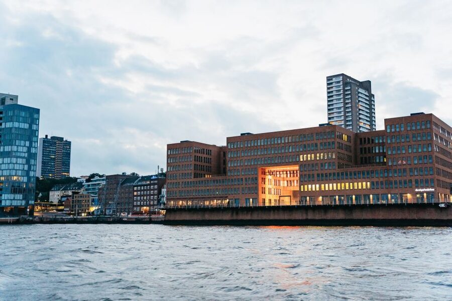 Hamburg: 90-Minute Evening Lights Harbor Cruise - The captain’s live commentary in German