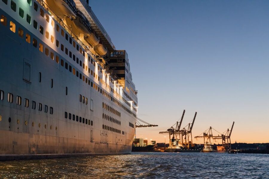 Hamburg: Grand Harbor Tour by Traditional Barge - Elbe beach, fish market, and the return to port