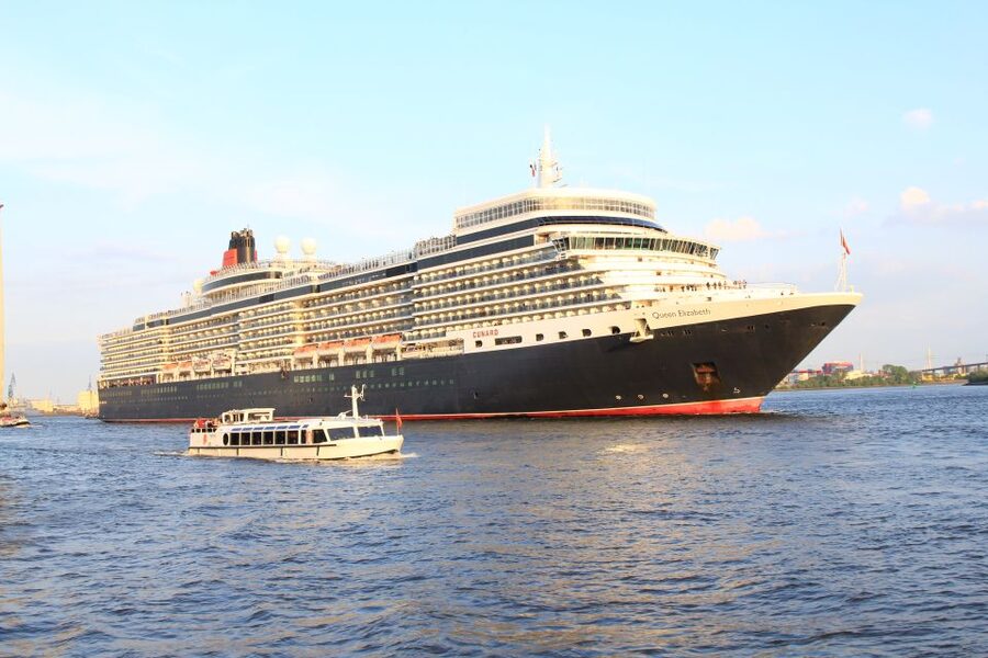 Hamburg: Harbor Cruise - Port basins, quays, and ocean-going ships