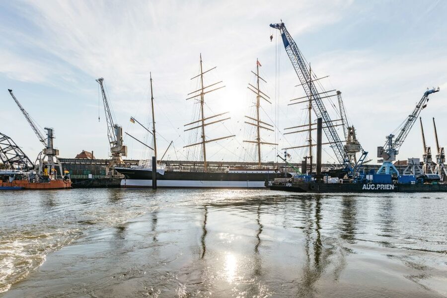 Hamburg: Harbor Cruise with Wine and Cheese - Elbphilharmonie and the changing waterfront