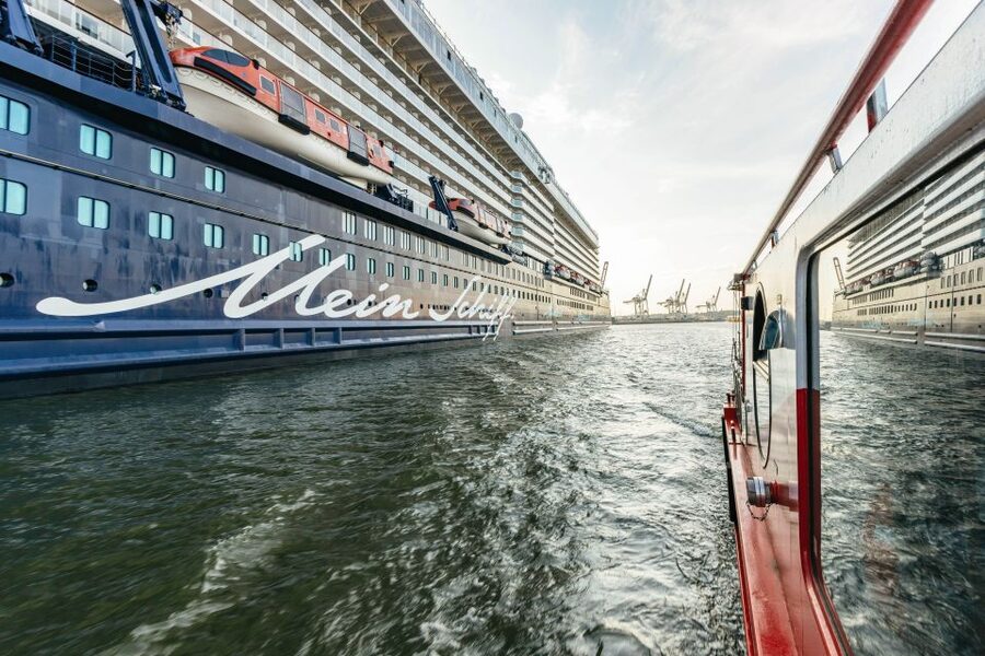 Hamburg: Harbor Cruise with Wine and Cheese - Speicherstadt and the tide-dependent route
