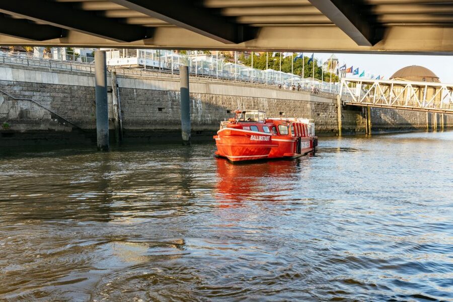 Hamburg: Harbor Cruise with Wine and Cheese - What the German-only commentary means for you