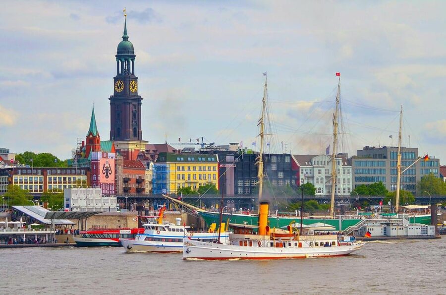 Hamburg: Hop on Hop off city tour and 1 hour harbor tour - The 100-minute bus loop gives you Hamburg’s broad outline