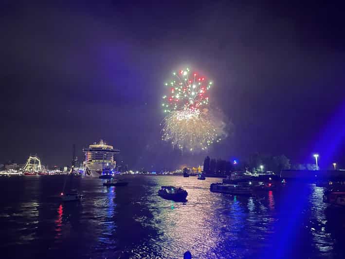 Hamburg: New Years Eve Harbour Cruise - A two-hour route through Hamburg’s illuminated port