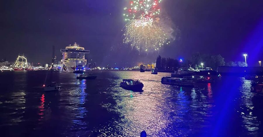 Hamburg: New Years Eve Harbour Cruise - Watching fireworks from the middle of the port