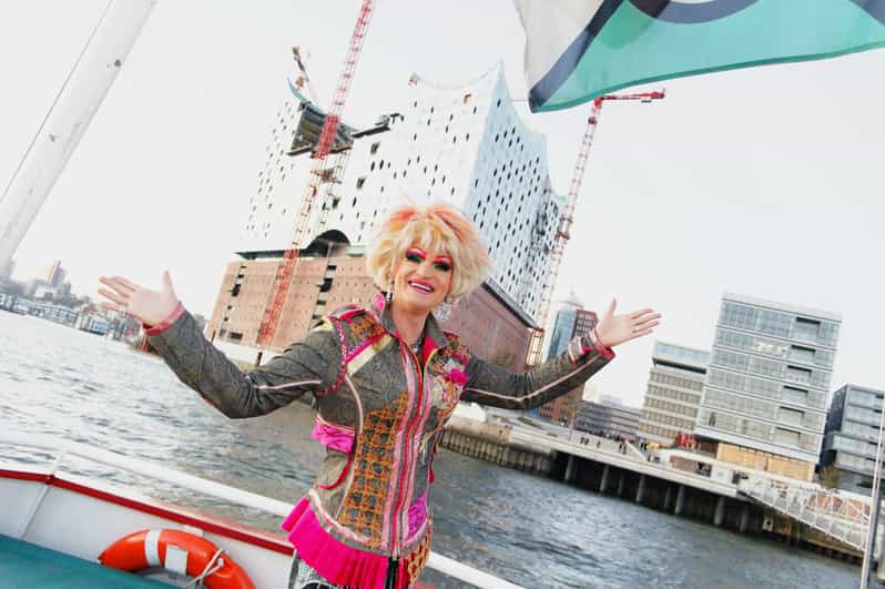 Hamburg: Party Harbor Cruise with Olivia Jones - The first minutes: music, hosts, and a social crowd