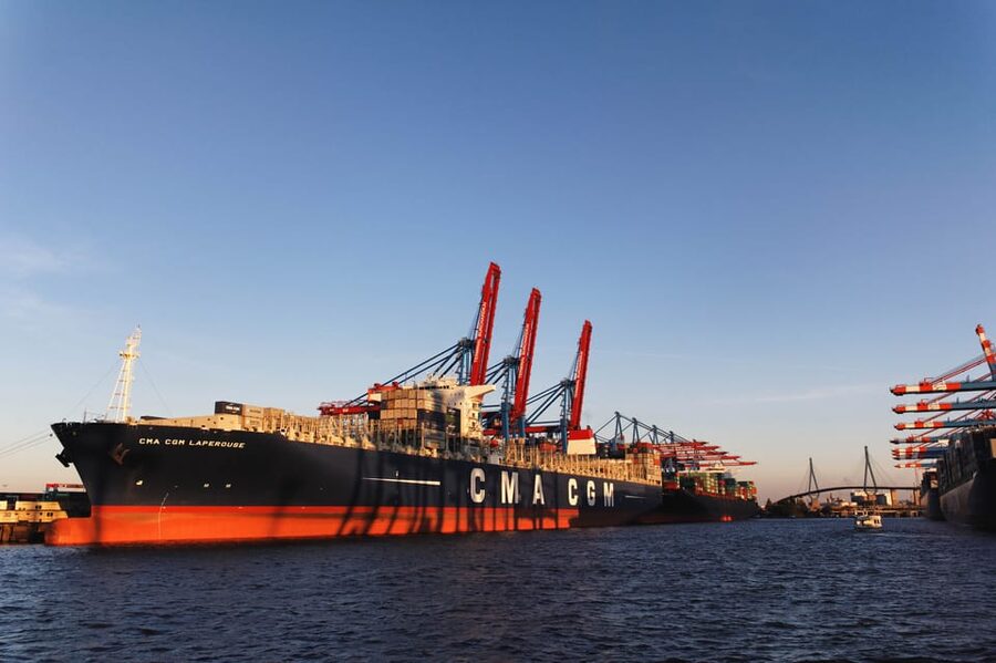 Hamburg: Party Harbor Cruise with Olivia Jones - The final minutes: photos and the move to land