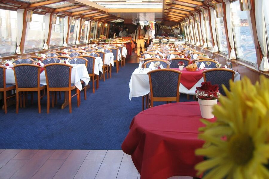Hamburg: Traditional Harbor Tour with Commentary - Key points at a glance