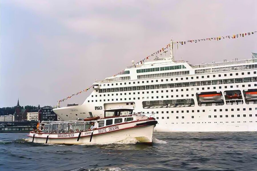 Hamburg: Traditional Harbor Tour with Commentary - A one-hour route with plenty to see