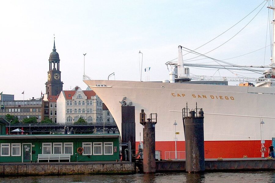Hamburg: Traditional Harbor Tour with Commentary - Meeting at Landungsbrücken without confusion
