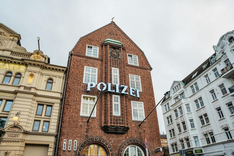 Hamburgs Highlights: Harbor Cruise & Reeperbahn Walking Tour - Guides, language, and group atmosphere