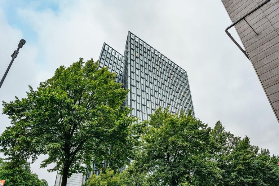 Hamburgs Highlights: Harbor Cruise & Reeperbahn Walking Tour - From the Dancing Towers to Spielbudenplatz