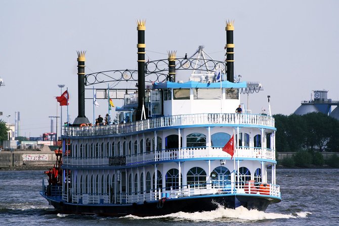 Harbor cruise on the beautiful Elbe - Seeing Hamburg from the Elbe