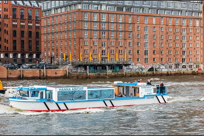 Harbor cruise on the beautiful Elbe - Choosing the right boat for comfort