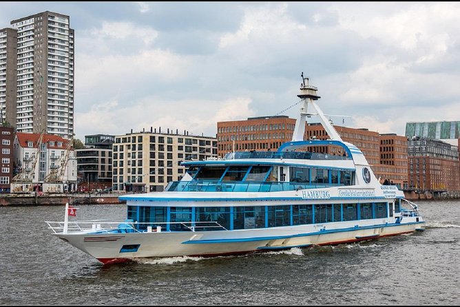 Harbor cruise on the beautiful Elbe - Who will enjoy this cruise most?