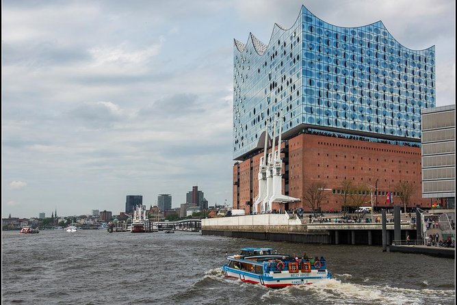 Harbor cruise on the beautiful Elbe - Should you book it?