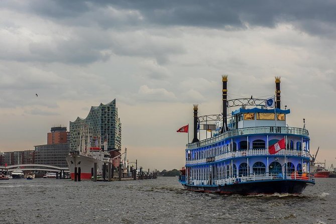 Harbor cruise on the beautiful Elbe - The German commentary and English audio problem