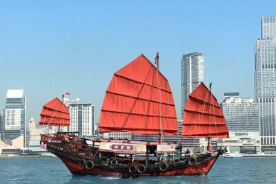 Dukling, Antique Boat Tour in Victoria Harbour