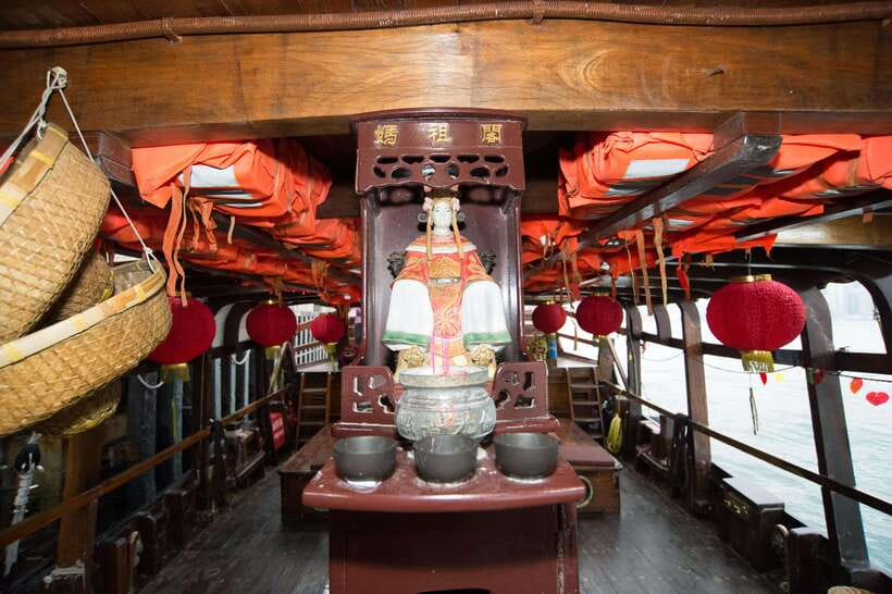 Hong Kong: Dukling, Antique Boat Tour in Victoria Harbour - Your included drink and the onboard mood