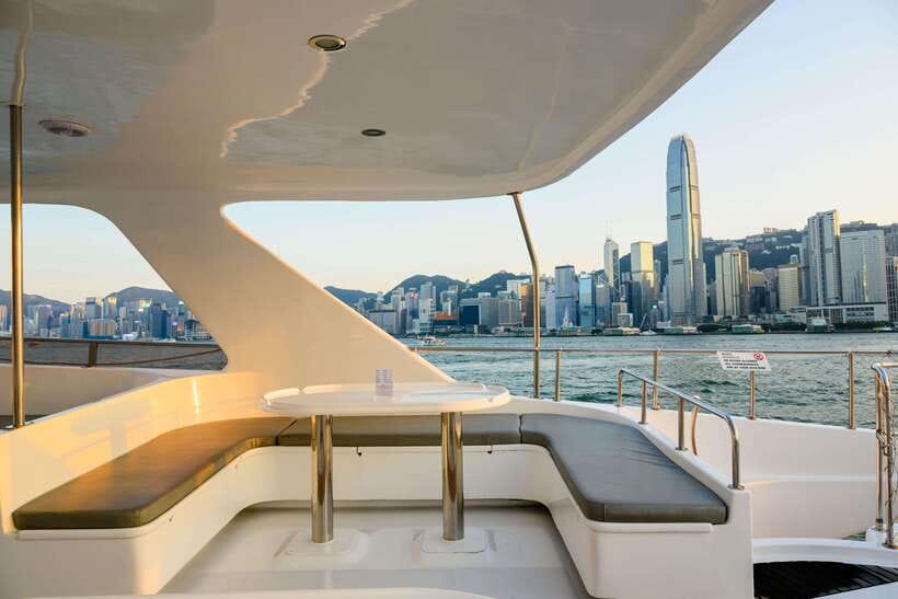 Hong Kong: Victoria Harbour Evening Cruise with Drinks - How to get the best seat and best photos