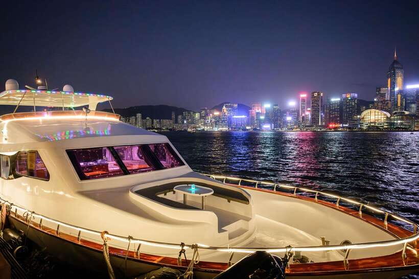 Hong Kong: Victoria Harbour Evening Cruise with Drinks - Drinks, snacks, and the social feel