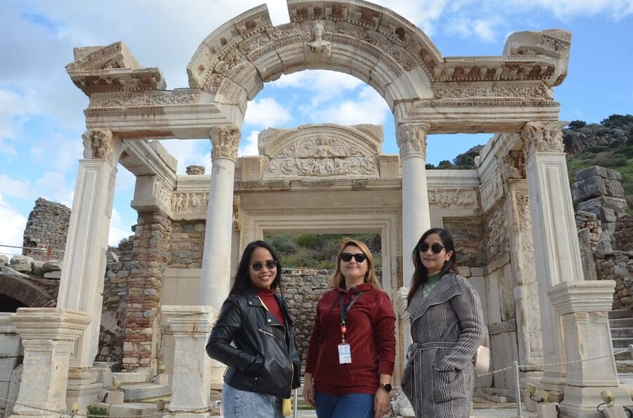 Kusadasi: EPHESUS PRIVATE PORT TOUR FOR CRUISES-SAVE TIME - The Celsus Library and the great amphitheater